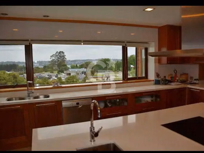Casa en Puerto Varas: Seguridad, Vistas y Calidad Premium