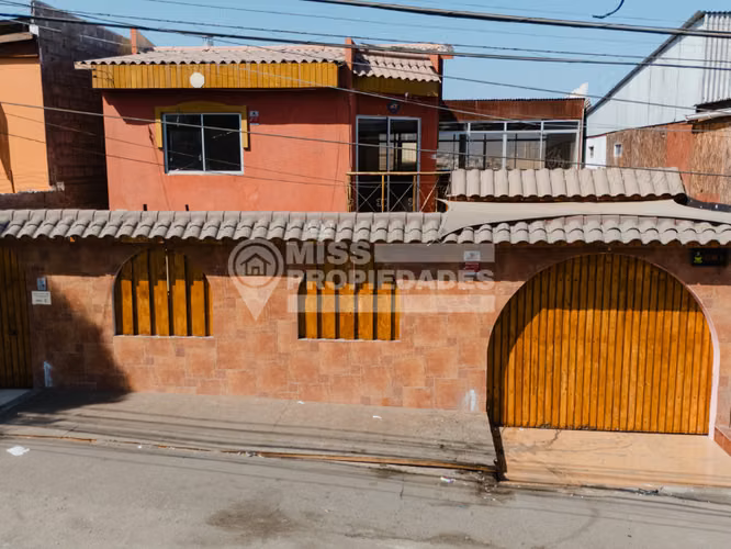 VENDE AMPLIA CASA - EXCELENTE UBICACIÓN Y GRAN METRAJE