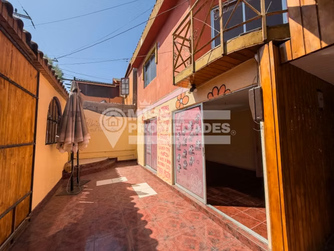 VENDE AMPLIA CASA - EXCELENTE UBICACIÓN Y GRAN METRAJE