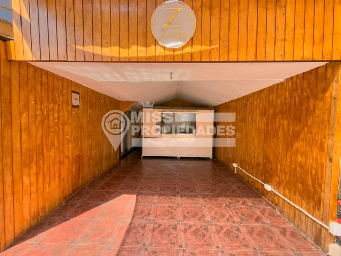 VENDE AMPLIA CASA - EXCELENTE UBICACIÓN Y GRAN METRAJE