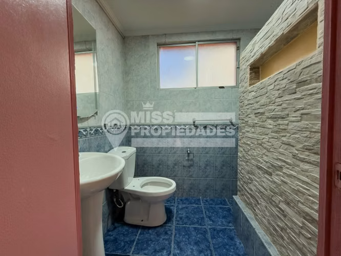 VENDE AMPLIA CASA - EXCELENTE UBICACIÓN Y GRAN METRAJE