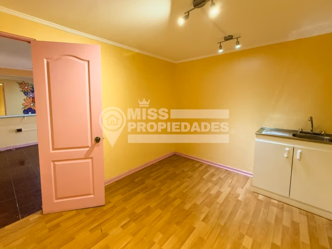 VENDE AMPLIA CASA - EXCELENTE UBICACIÓN Y GRAN METRAJE