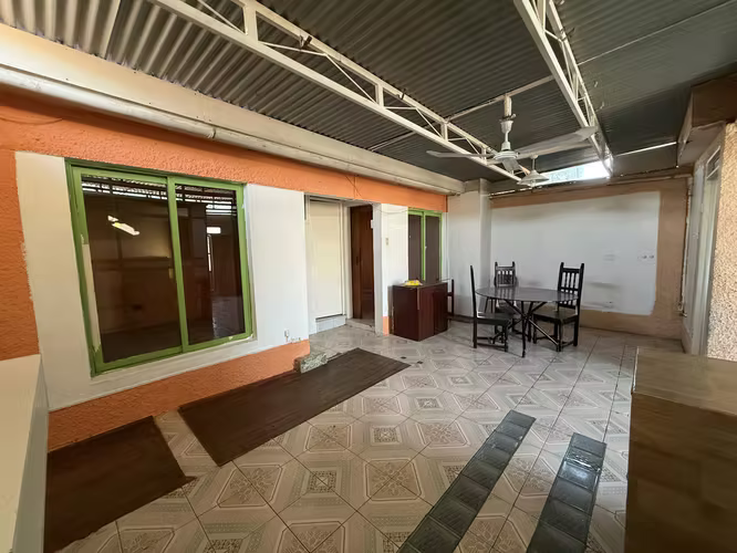 CENTRICA CASA A PASOS DE TRIBUNALES
