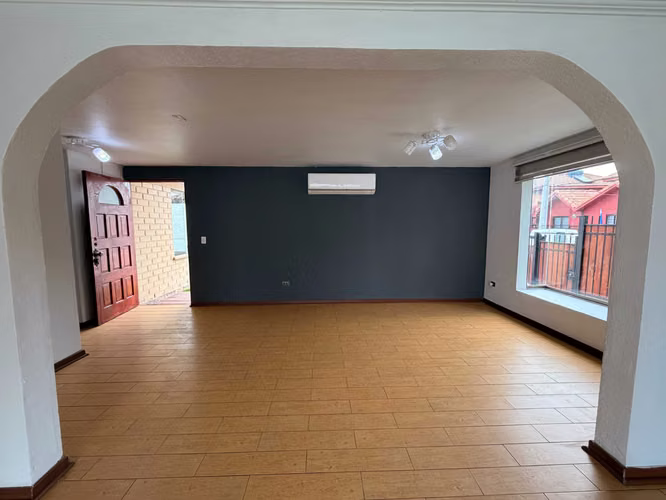Moderna Casa con Excelente Conectividad (158787)