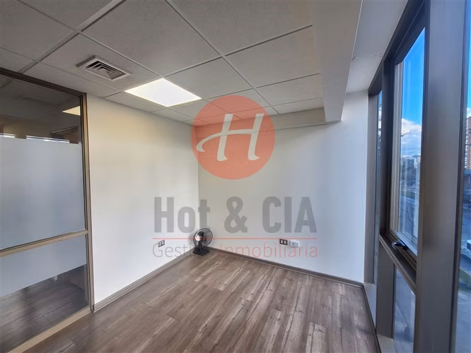 Oficina en venta Edificio Uno-K, Temuco 3 privados + estac