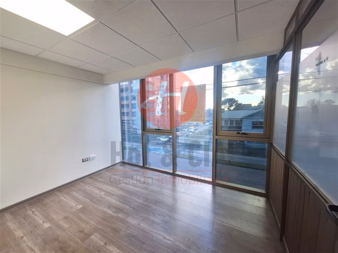 Oficina en venta Edificio Uno-K, Temuco 3 privados + estac