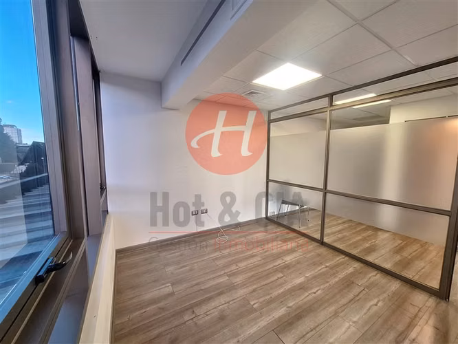 Oficina en venta Edificio Uno-K, Temuco 3 privados + estac