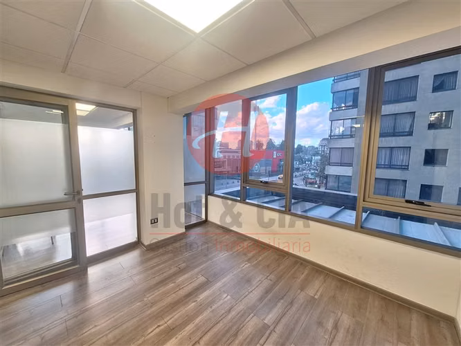 Oficina en venta Edificio Uno-K, Temuco 3 privados + estac