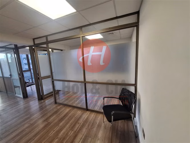 Oficina en venta Edificio Uno-K, Temuco 3 privados + estac