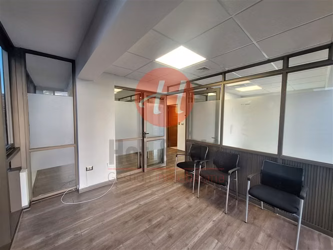 Oficina en venta Edificio Uno-K, Temuco 3 privados + estac