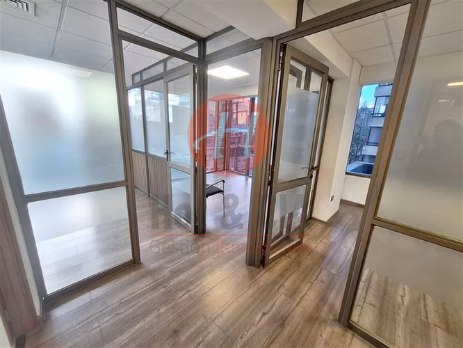 Oficina en venta Edificio Uno-K, Temuco 3 privados + estac