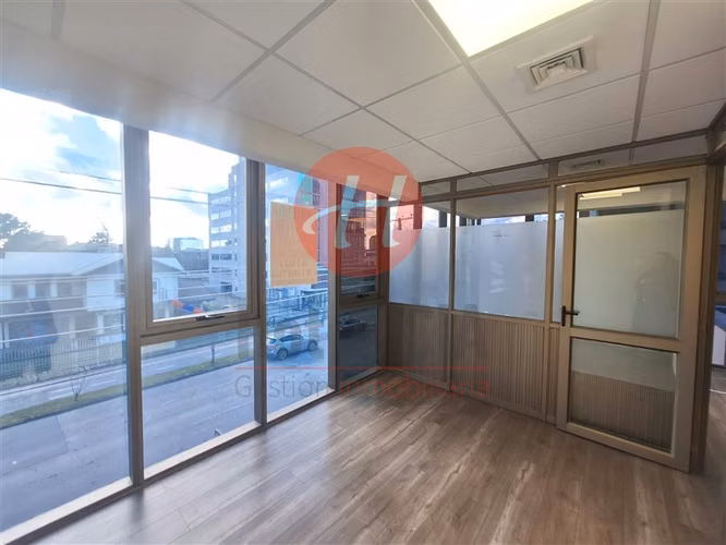 Oficina en venta Edificio Uno-K, Temuco 3 privados + estac