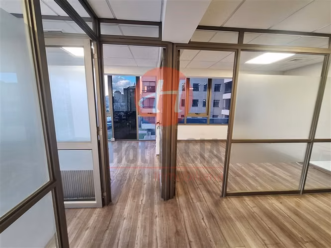 Oficina en venta Edificio Uno-K, Temuco 3 privados + estac