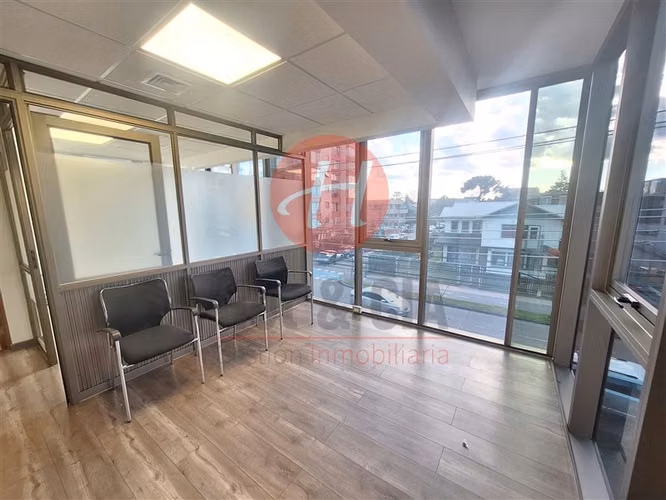 Oficina en venta Edificio Uno-K, Temuco 3 privados + estac