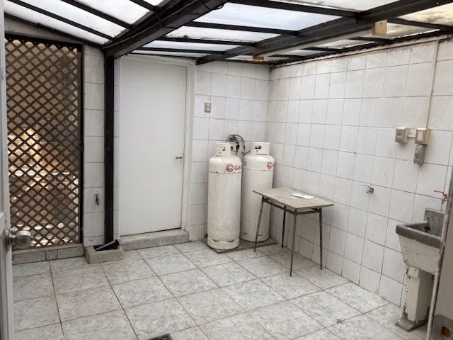 Casa remodelada apta para oficina/luminosa/amplios espacios
