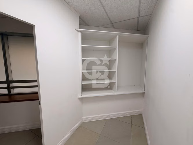 Oficina iluminada de 88m2, aire acondicionado y 4 privados