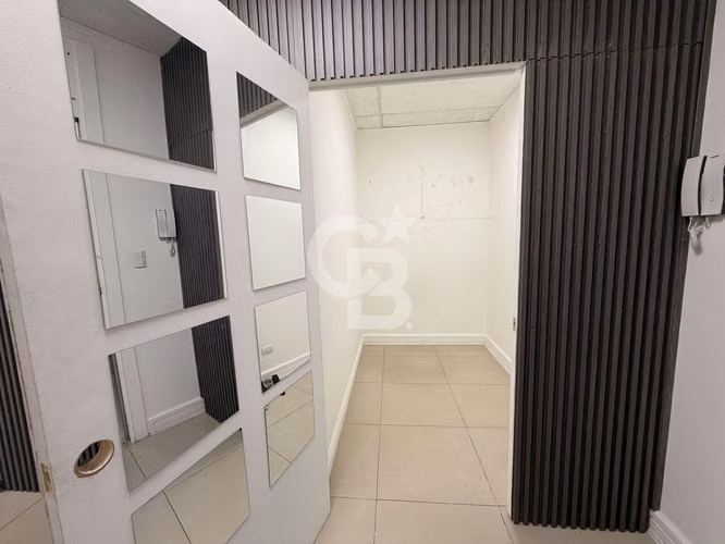 Oficina iluminada de 88m2, aire acondicionado y 4 privados