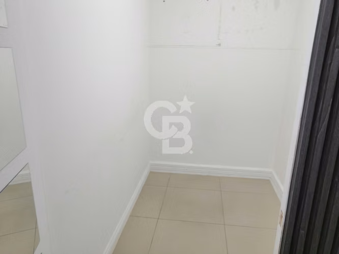 Oficina iluminada de 88m2, aire acondicionado y 4 privados