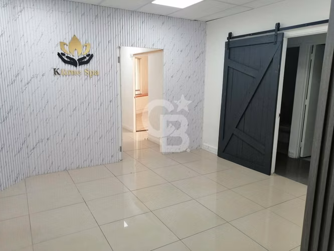Oficina iluminada de 88m2, aire acondicionado y 4 privados