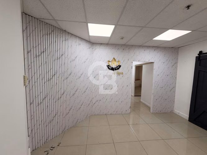 Oficina iluminada de 88m2, aire acondicionado y 4 privados
