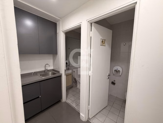 Oficina iluminada de 88m2, aire acondicionado y 4 privados