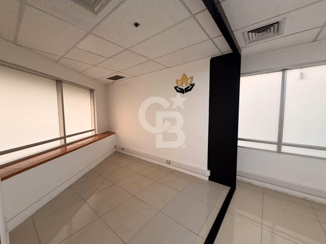 Oficina iluminada de 88m2, aire acondicionado y 4 privados