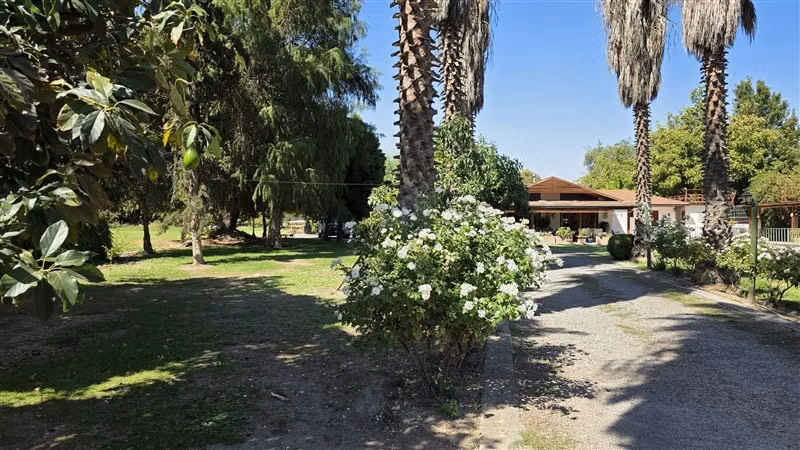 Parcela con dos casas en venta, Chicureo / Colina