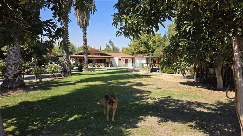 Parcela con dos casas en venta en Chicureo
