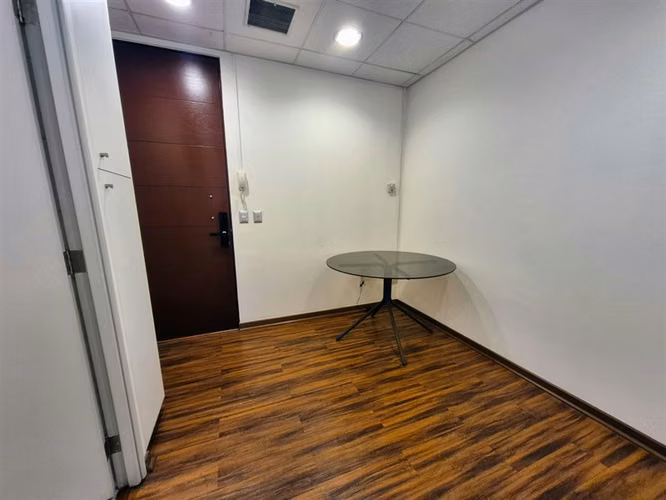 Oficina en venta con estacionamiento en La Dehesa