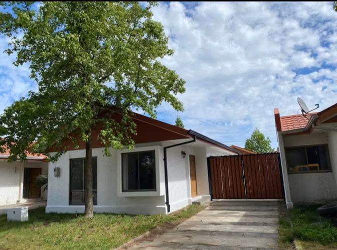 EN VENTA GRAN CASA EN CONDOMINIO - LONGAVÍ