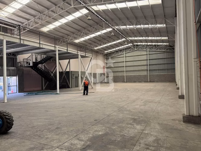 Bodega moderna en Quilicura: Seguridad y Conectividad.