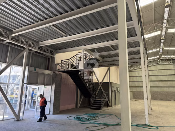 Bodega moderna en Quilicura: seguridad y conectividad.