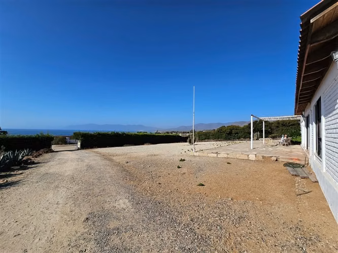 Casa con cabañas en venta de 6 dorm. en Guanaqueros Coquimbo