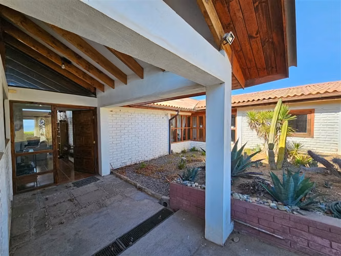 Casa con cabañas en venta de 6 dorm. en Guanaqueros Coquimbo