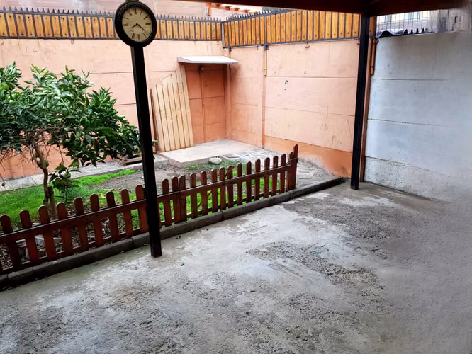Oportunidad! Amplia casa aislada con patio (157439)