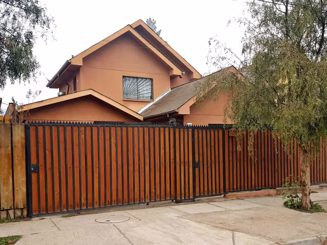 Oportunidad! Amplia casa aislada con patio (157439)