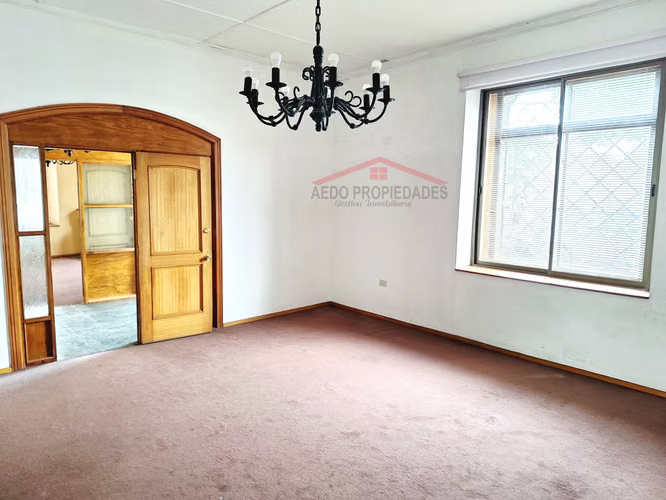 Se Arrienda Casa de Amplias Dimensiones con destino Administrativo, en el Centro de Quillota.