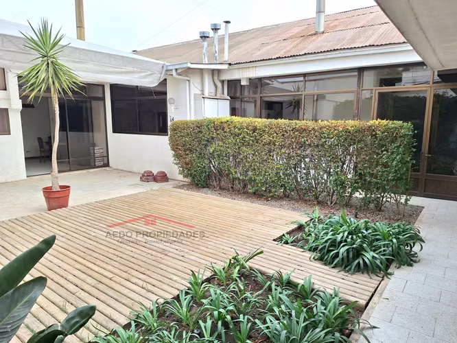 Se Arrienda Casa de Amplias Dimensiones con destino Administrativo, en el Centro de Quillota.