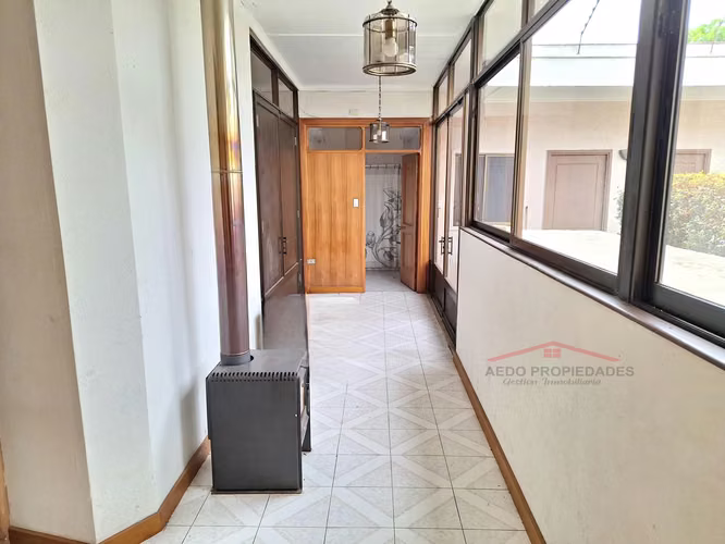 Se Arrienda Casa de Amplias Dimensiones con destino Administrativo, en el Centro de Quillota.