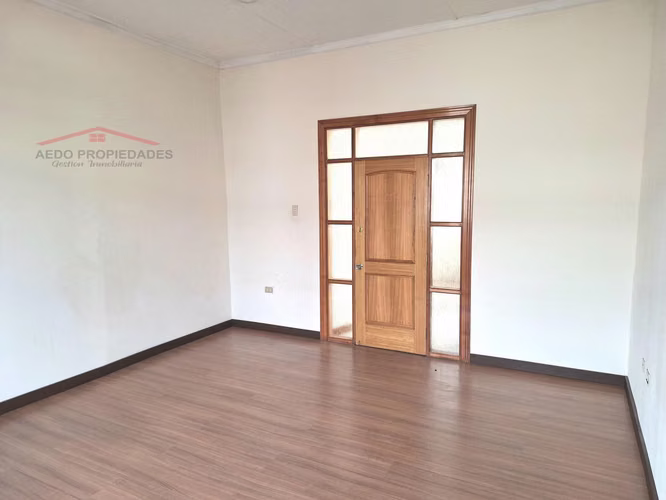Se Arrienda Casa de Amplias Dimensiones con destino Administrativo, en el Centro de Quillota.