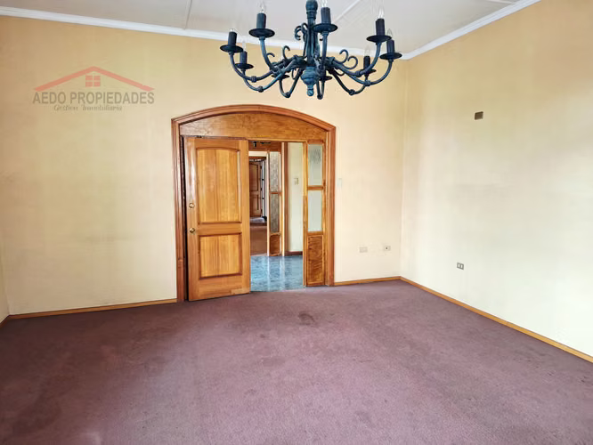 Se Arrienda Casa de Amplias Dimensiones con destino Administrativo, en el Centro de Quillota.
