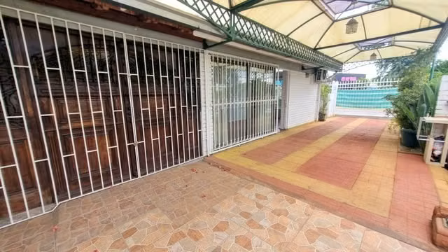 Oficina en arriendo en La Florida / Walker Martinez