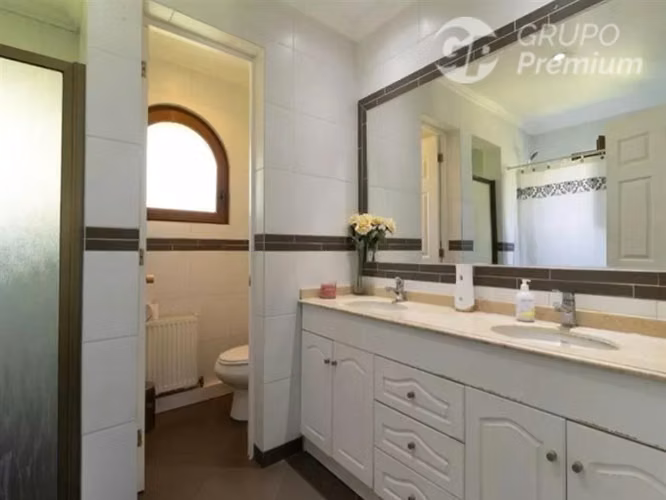 Exclusiva parcela con 2 casas con piscina y seguridad 24/7