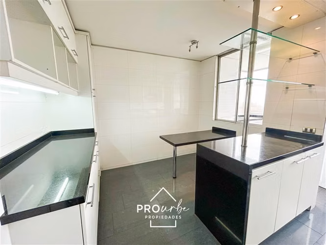 Departamento en venta de 3 dorm. y 3 baños en Las Condes