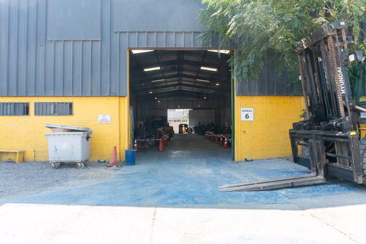 Bodega Industrial 605m2, c/ 100m2 de oficina Cerrillos