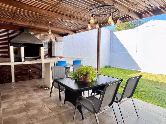 Casa en Venta – 4 Dormitorios + Servicio (159582)