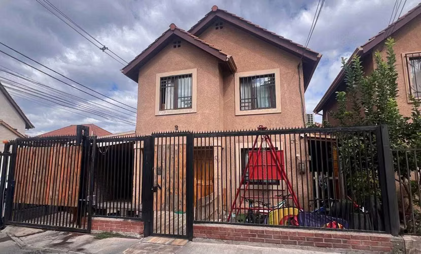 Casa de 2 pisos aislada, en Maipú (159628)