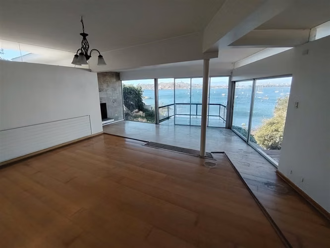 CASA UBICADA JUNTO AL MIRADOR DE LA HERRADURA