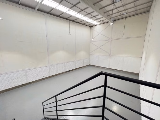 ARRIENDO BODEGA CON OFICINA DE 300 M2 QUILICURA