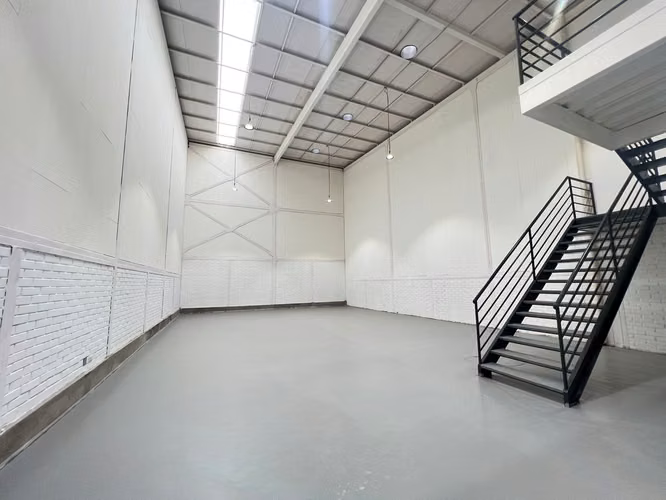 ARRIENDO BODEGA CON OFICINA DE 300 M2 QUILICURA